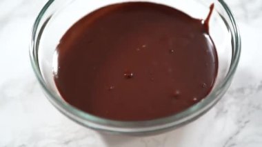 Çikolatalı kekleri çikolatalı ganache şekeriyle karıştırmak için.  