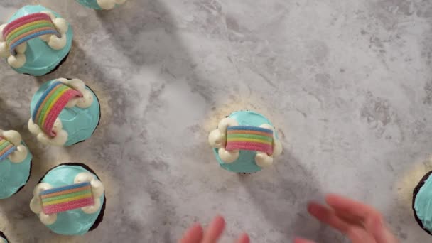 Stap Voor Stap Chocolade Cupcakes Versierd Met Blauwe Roomboter Glazuur — Stockvideo