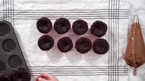 Förpackning Choklad Muffins Med Choklad Ganache Glasyr Papper Muffins Låda — Stockvideo