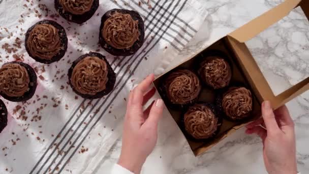 Csokis Muffinok Csomagolása Csokoládés Ganache Cukormázzal Egy Papírdobozba — Stock videók