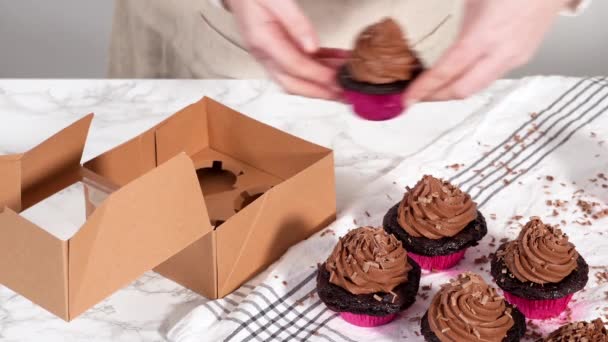 Balení Čokoládové Cupcakes Čokoládovou Ganache Polevou Papírové Cupcake Box — Stock video