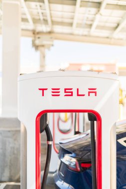 Baker, California, ABD-12 Ekim 2021 - Tesla gün boyunca süperşarj istasyonu.