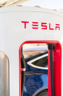 Baker, California, ABD-12 Ekim 2021 - Tesla gün boyunca süperşarj istasyonu.