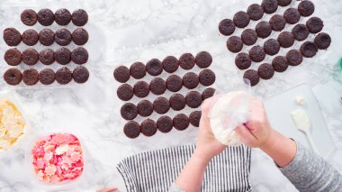 Düz yatıyordu. Adım adım. Mini çikolatalı keklerin üstüne İtalyan tereyağı kreması dökerek..