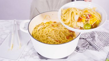 Adım adım. Beyaz makarna tabağına bir kap makarna servis ediyorum..