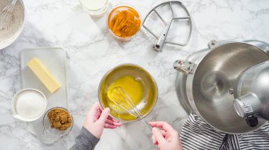 Düz yatıyordu. Kabak aromalı kek pişirmek için elektrikli mutfak mikserinin malzemelerini karıştırıyorum..