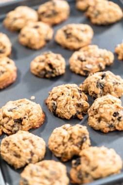 Fırınlanmış taze yulaf ezmeli kuru üzümlü kurabiye..