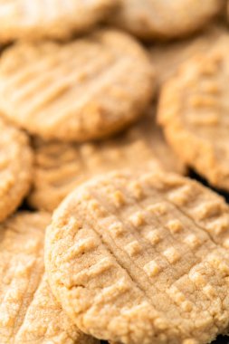 Bir yığın taze fıstık ezmeli kurabiye..