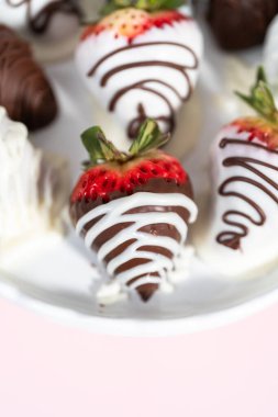 Beyaz ve siyah çikolata soslu çilek tezgahında..