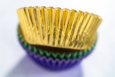 Renkli folyo yığınları fırınlanmış kek kalıpları.