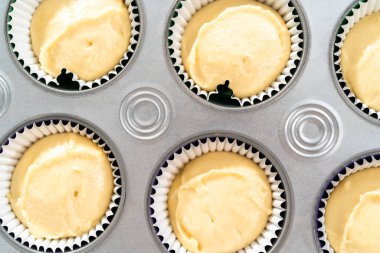 Mardi Gras vanilyalı kek pişirmek için folyolu kek dilimli vanilyalı kek hamuru..