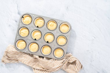 Düz yatıyordu. Mardi Gras vanilyalı kek pişirmek için folyolu kek dilimli vanilyalı kek hamuru..