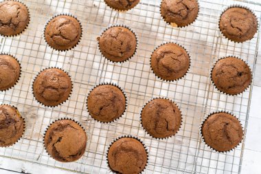 Yeni pişmiş çikolatalı ahududulu kekler soğuyor..