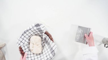 Düz yatıyordu. Tarçınlı rulo pişirmek için elle hamur örüyorum..