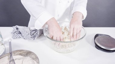 Tarçınlı rulo pişirmek için cam bir kasenin içindekileri ölçüyorum..