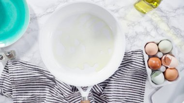 Düz yatıyordu. Beyaz tavada taze yumurta kızartıyorlar..