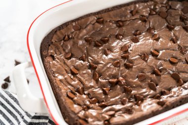 Üstünde ekstra çikolata parçacıkları olan ev yapımı brovniler pişiriyorum..