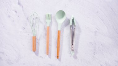 Düz yatıyordu. Ahşap saplı silikon pişirme aletleri.