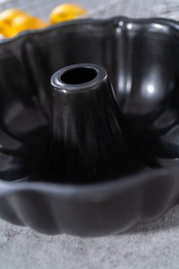 Boş fırın tavası limonlu kek pişirmeye hazır..