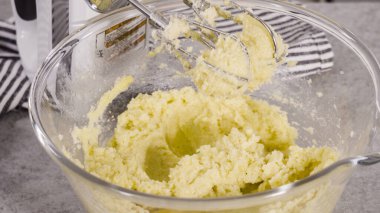 Limonlu kek için hamura malzemeleri karıştırıyorum..