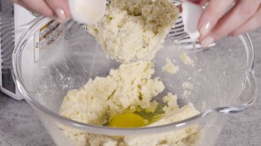 Limonlu kek için hamura malzemeleri karıştırıyorum..