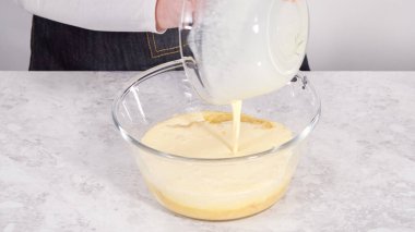 Adım adım. Hindistancevizli muzlu krep hazırlamak için cam karıştırma kabında malzemeleri karıştırıyorum..