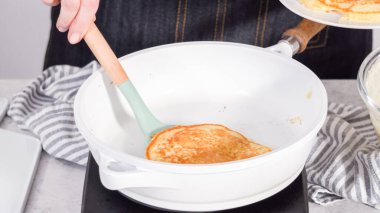 Adım adım. Hindistancevizli muzlu krep deniyorum..