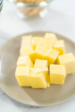 Cam karıştırma kabındaki malzemeler taze böğürtlenli mascarpone turtası yapmak için..