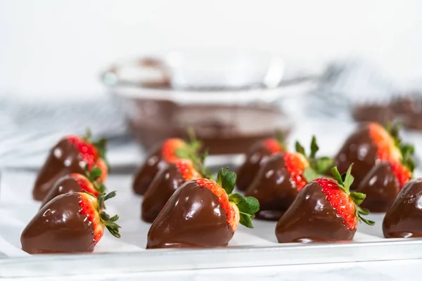 Herstellung Von Erdbeeren Aus Weißer Und Dunkler Schokolade — Stockfoto