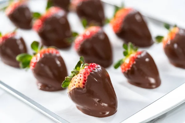 Preparazione Fragole Immerse Nel Cioccolato Bianco Fondente — Foto Stock