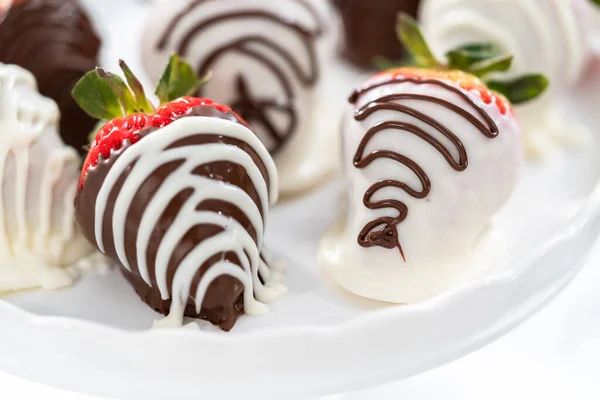 Morangos Mergulhados Chocolate Branco Escuro Uma Banca Bolo Branco — Fotografia de Stock