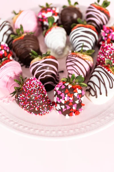 Разнообразие Клубники Шоколадным Соусом Розовом Торте — стоковое фото