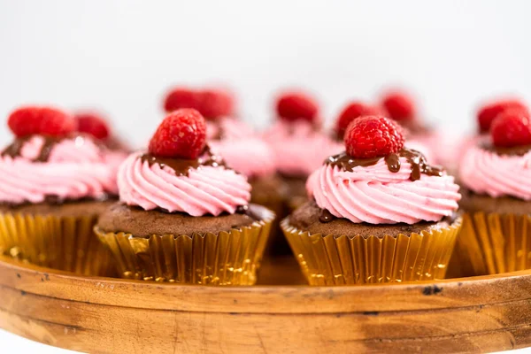 Cupcakes Gourmands Framboise Chocolat Arrosés Ganache Chocolat Garnis Une Framboise — Photo