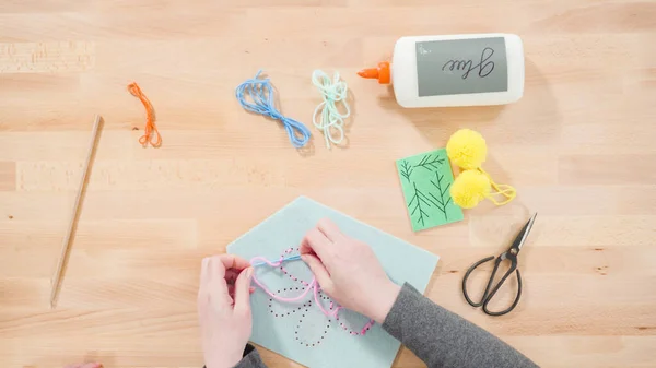 Mãe Ensinando Crianças Como Costurar Com Kit Costura Simples Mesa — Fotografia de Stock