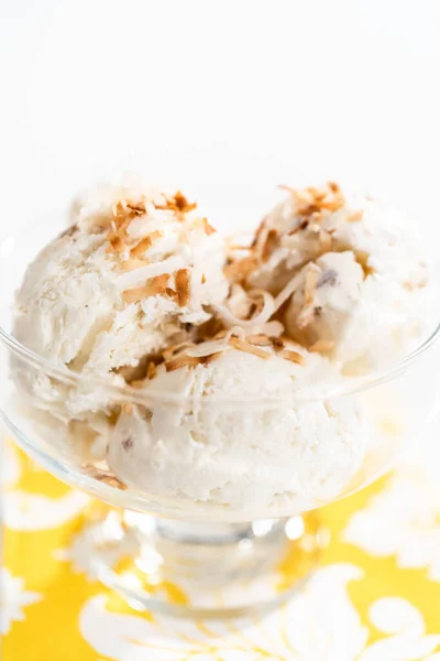 Домашнє Кокосове Морозиво Прикрашене Смаженими Кокосовими Пластівцями Скляній Мисці Морозива — стокове фото