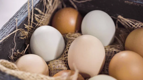 Telur Segar Peternakan Pewarna Dalam Peti Telur Vintage — Stok Foto