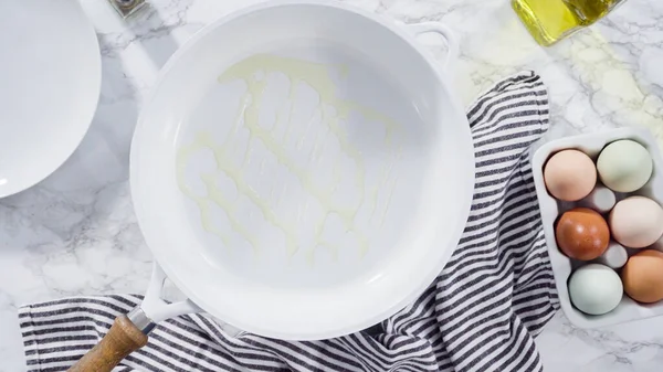 Düz yatıyordu. Beyaz tavada taze yumurta kızartıyorlar..