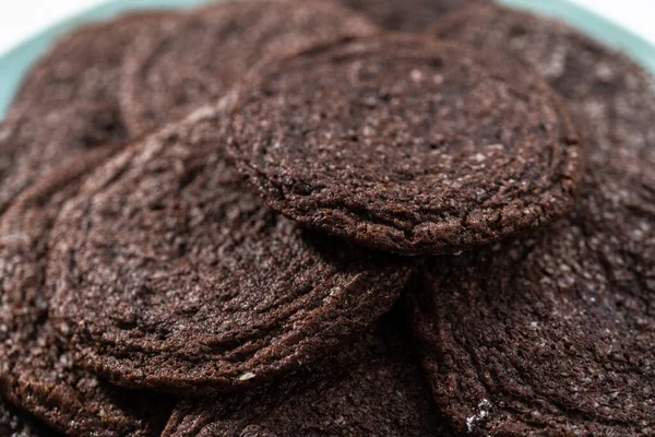 Biscuits Chocolat Fraîchement Cuits Sur Une Assiette Bleue — Photo