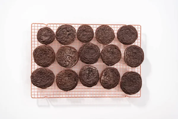 Deitado Cooling Biscoitos Chocolate Recém Assados Rack Secagem Cozinha — Fotografia de Stock