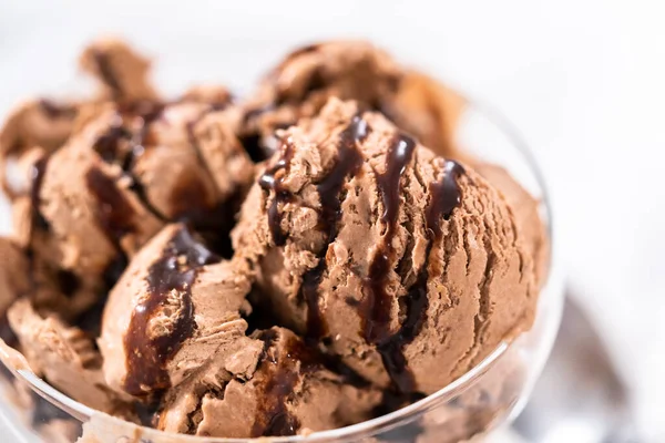 Servire Gelato Con Gocce Cioccolato Fatte Casa Condito Con Cioccolato — Foto Stock