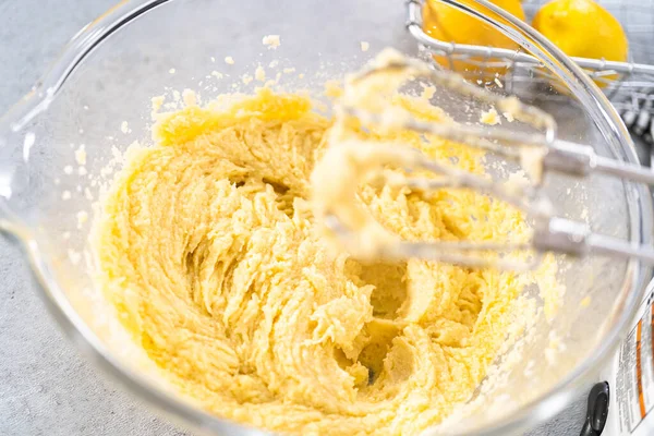 レモンパウンドケーキの生地に材料を混ぜる — ストック写真