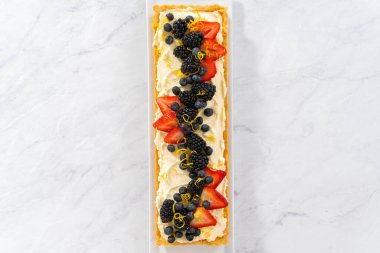 Düz yatıyordu. Taze böğürtlenli ve limonlu taze mascarpone turtası..