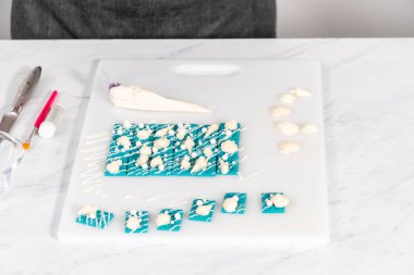 Mini denizkızı çikolatalarının tozunu alıyorum..