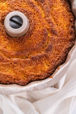 Mutfak tezgahında taze pişmiş elmalı kek..