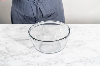 Düdüklü tencerede doğranmış tavuk. Yeni pişmiş tavuk göğsünü cam bir kasede öğütüyorum. El çırpıcısıyla karıştırıyorum..