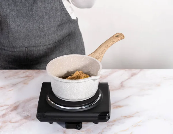 Cocinar Esmalte Caramelo Para Torta Paquete Una Cacerola Pequeña Sobre — Foto de Stock