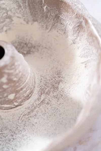 キャラメル釉薬でアップルバントケーキを焼くためのグリースブントケーキパン — ストック写真