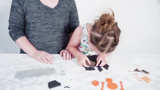 Klein Meisje Haar Moeder Werken Aan Een Halloween Ambachtelijk Project — Stockvideo