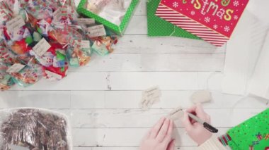 Ev yapımı şekerleme ve kurabiyeleri Noel hediyesi kutusuna koymak.