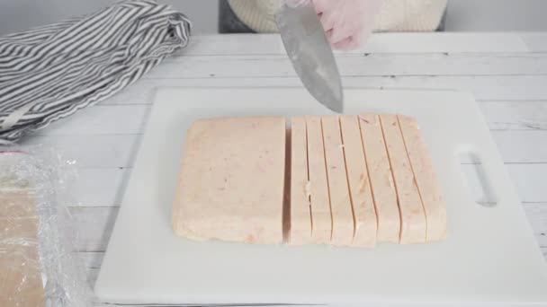 Snijden Van Zelfgemaakte Suikerriet Fudge Verpakking — Stockvideo
